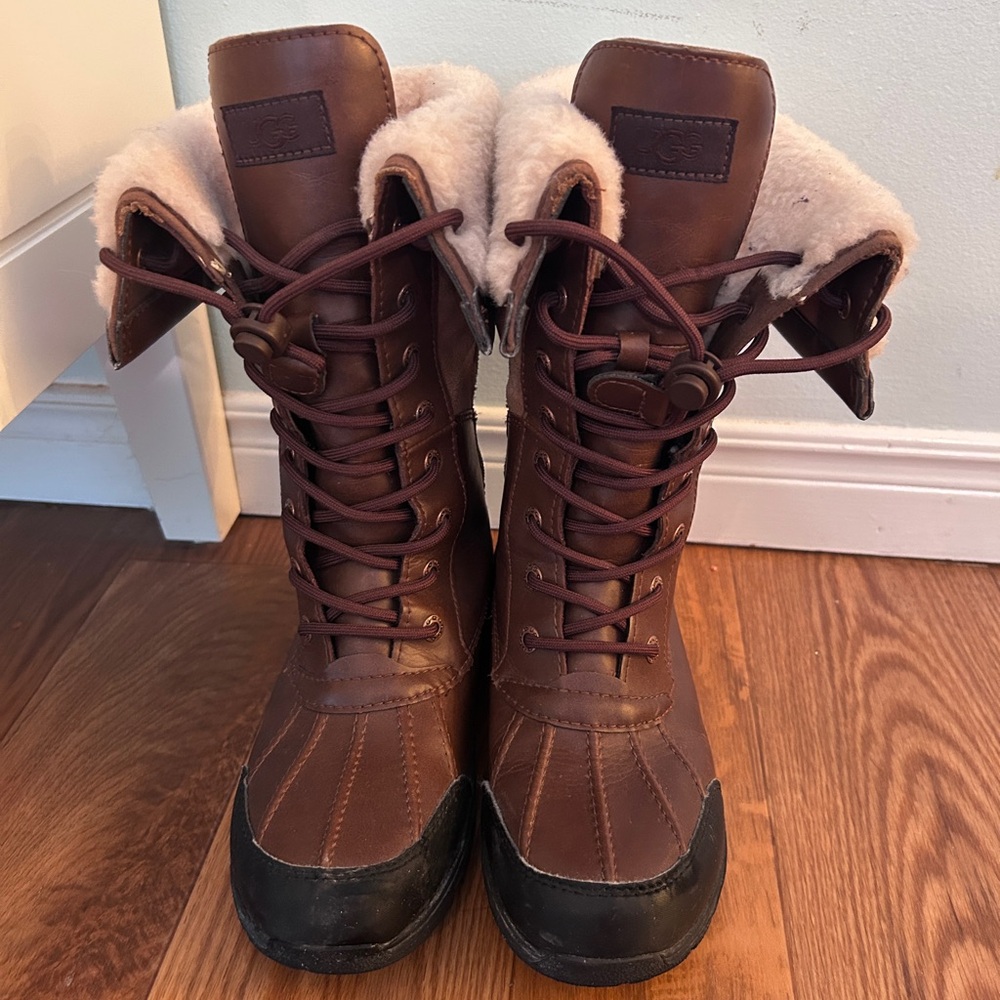 UGG Butte Girls size 4
